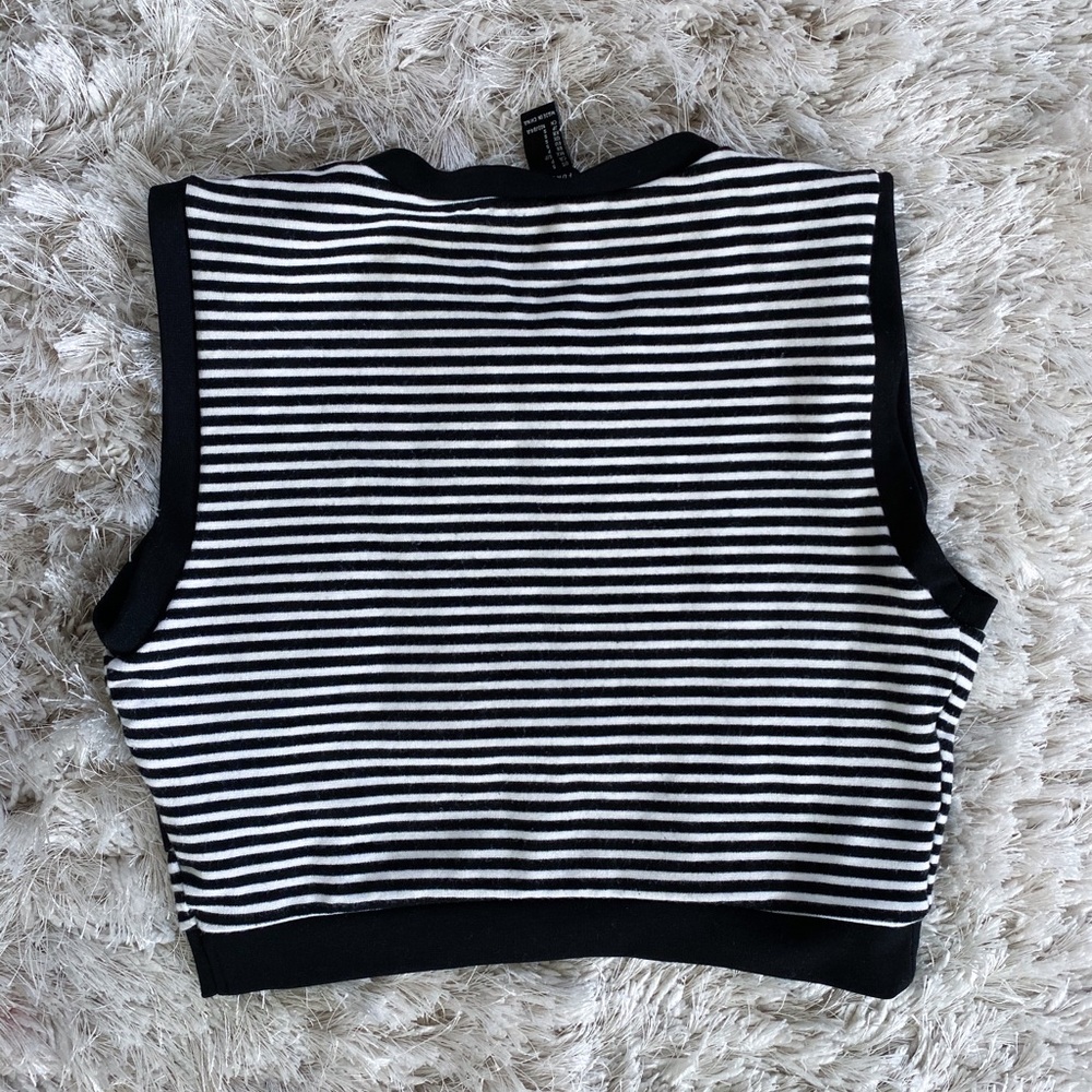 3/$12🌼Black and white crop top - Picture 2 of 4